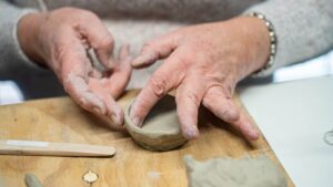 Atelier modelage et peinture sur céramique - Café Pots & Papotes